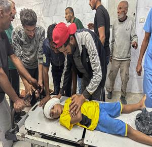 مواطنون ينقلون عددا من الشهداء والجرحى إلى مستشفى ناصر بعد استهداف خيمة تؤوي نازحين في خان يونس جنوب قطاع غزة